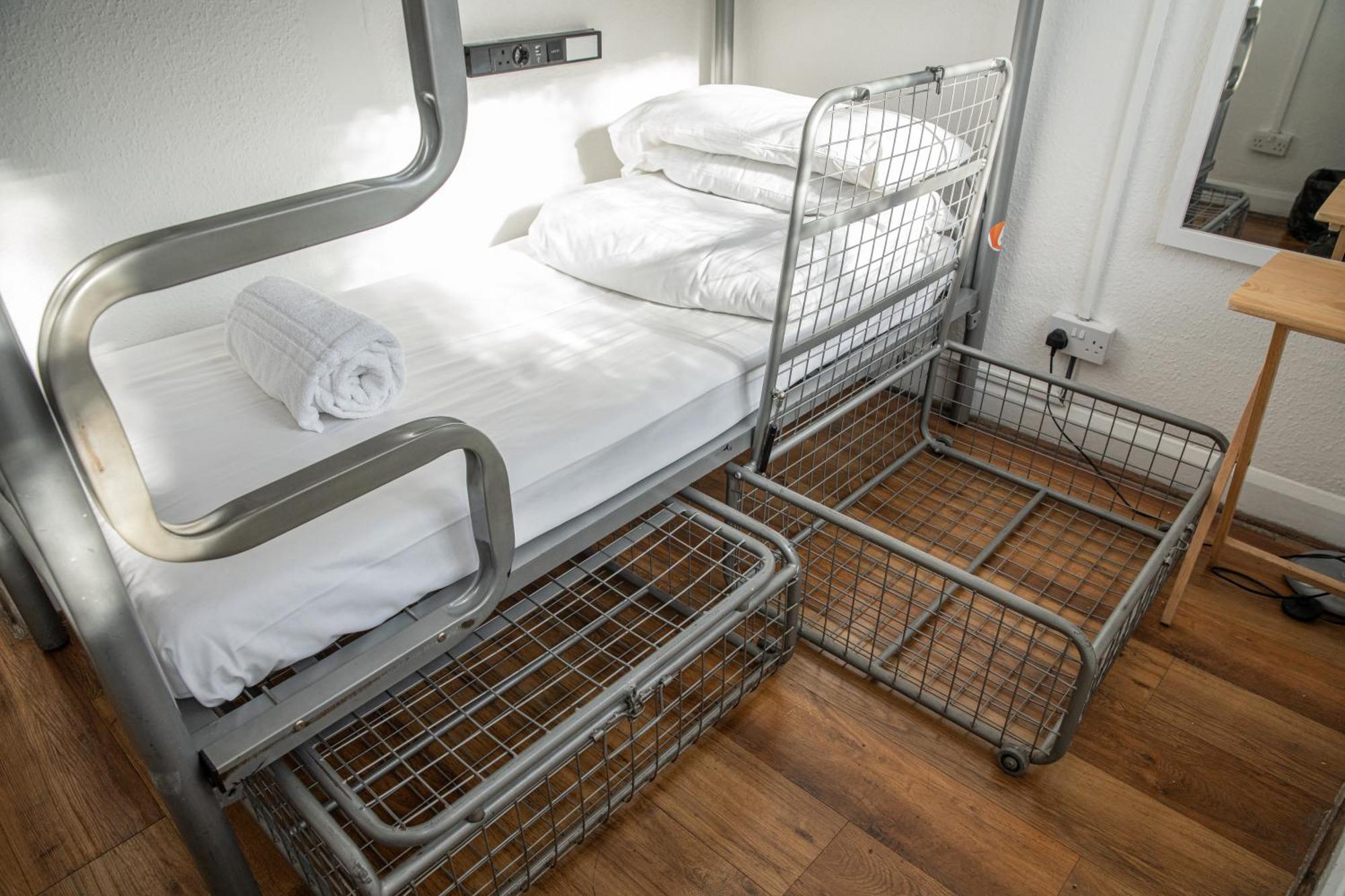 Cama en habitción compartida mixta de 10 camas con baño compartido